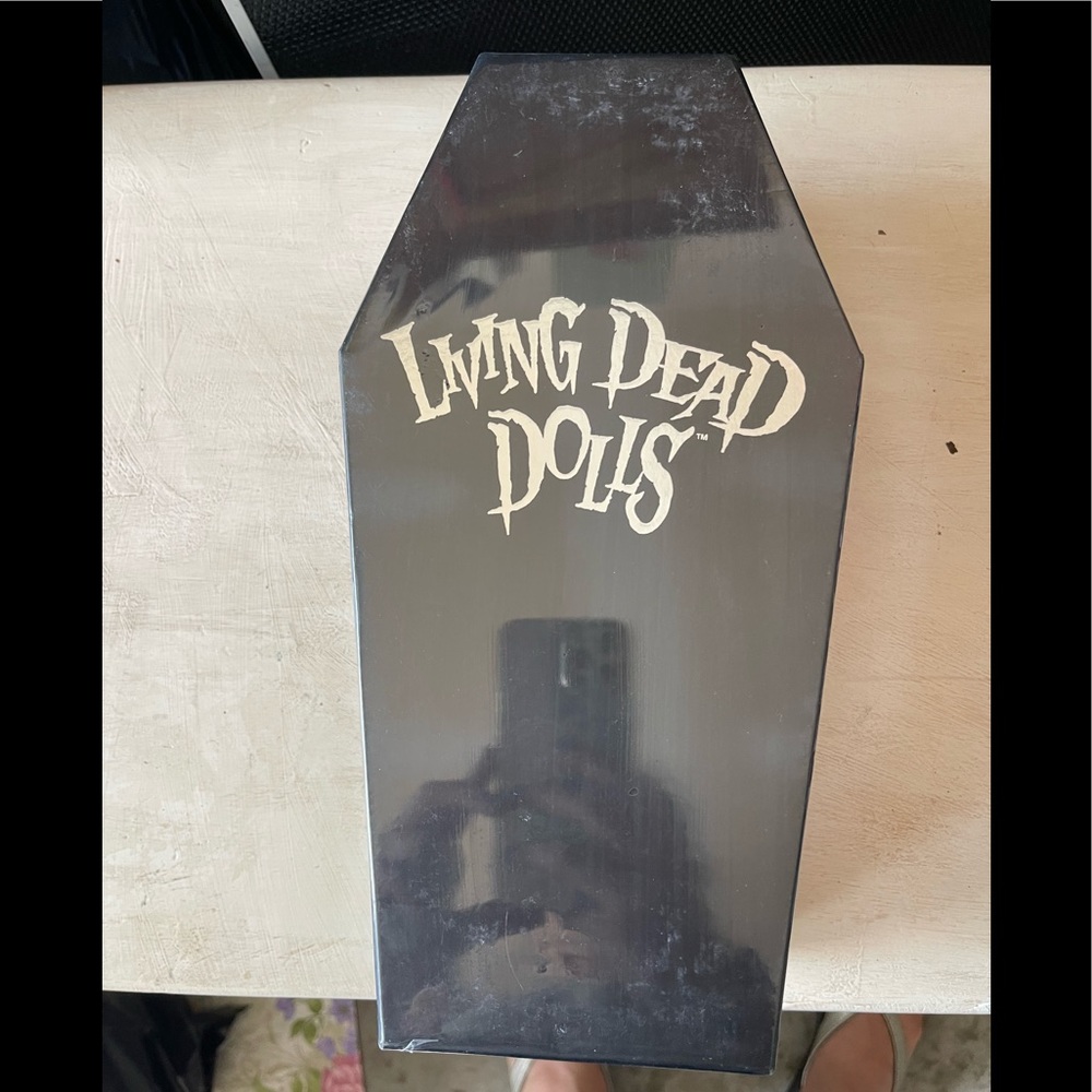 Living dead doll Alison Crux mint NIB - Picture 2 of 2